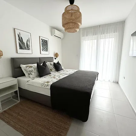 Divina V 150 Meters From The * プーラ