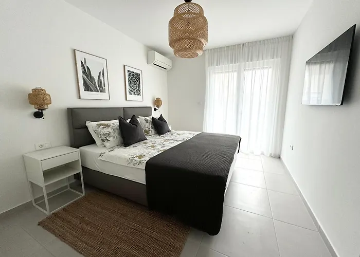 Divina V 150 Meters From The * Πούλα