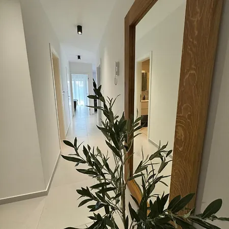 Appartement Divina V 150 Meters From The *
