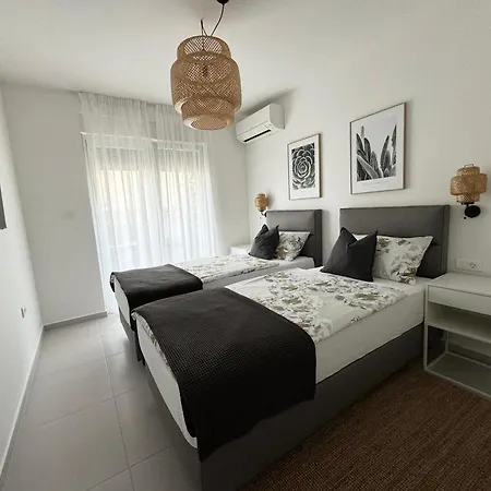 Divina V 150 Meters From The Apartament